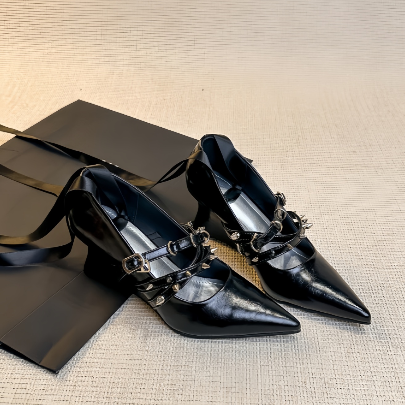 Women's Black Patent Leather P - огляд і ціна Ribbon Tie Heel